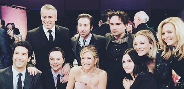 Elenco de "Friends" se reúne para especial e posa com atores de "Big Bang"