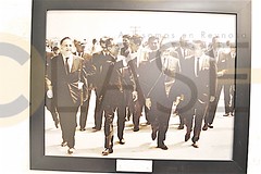 3037. Presidente Gustavo Díaz Ordaz y su comitiva arribando a la Planta de Polietileno de Pemex para su inauguración. 18 de marzo de 1966.