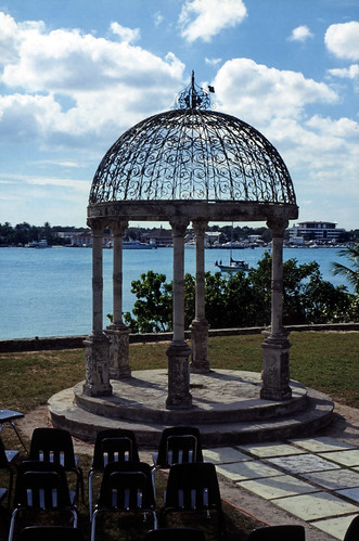 Bahamas 1988 (277) Paradise Island: Versailler Garten und Kloster • <a style="font-size:0.8em;" href="http://www.flickr.com/photos/69570948@N04/24020564202/" target="_blank">Auf Flickr ansehen</a>