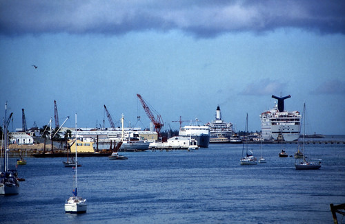 Bahamas 1988 (242) New Providence: Hafen Nassau • <a style="font-size:0.8em;" href="http://www.flickr.com/photos/69570948@N04/23656628889/" target="_blank">Auf Flickr ansehen</a>