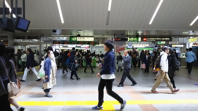JR八王子駅改札。平日の昼間ですが人が多...