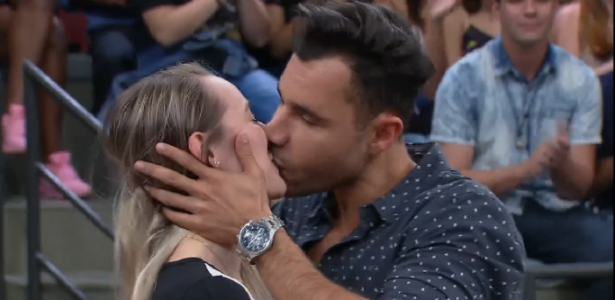 Rodrigo Sant'Anna dá beijo de "novela" em moça da plateia no "Altas Horas"