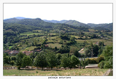 paisaje asturiano con vía ferrea