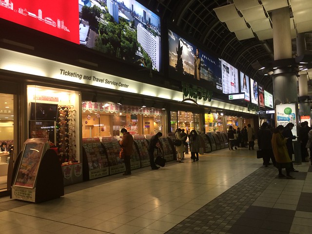 品川駅北口方面は今の中央改札正面の緑の窓...