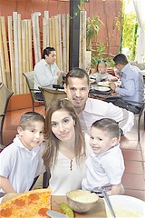 3182. Benito López y Melissa Alcocer con Mariano y Juan Pablo.