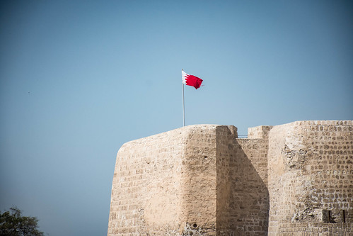 Flag above the Bahraini fort. • <a style="font-size:0.8em;" href="http://www.flickr.com/photos/96277117@N00/25632134781/" target="_blank">View on Flickr</a>