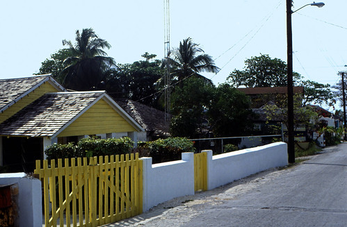 Bahamas 1989 (721)  San Salvador: Cockburn Town • <a style="font-size:0.8em;" href="http://www.flickr.com/photos/69570948@N04/25487908493/" target="_blank">Auf Flickr ansehen</a>