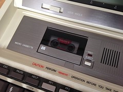 Anglų lietuvių žodynas. Žodis cassette deck reiškia kasetė denio lietuviškai.