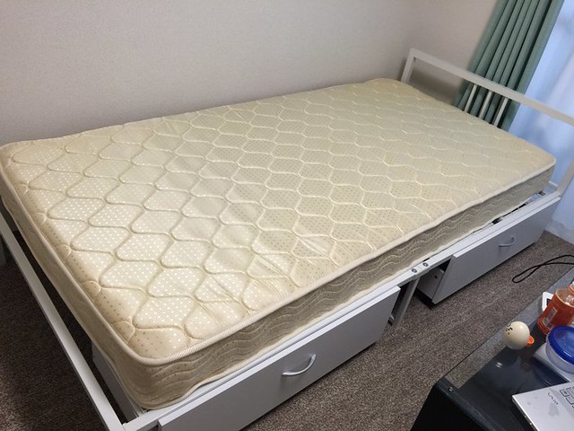 スチール製のシングルベッドです。ベッドマ...