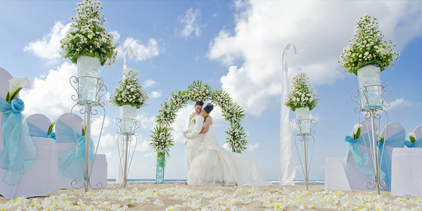 beach-wedding-couple