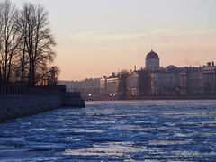 Anglų lietuvių žodynas. Žodis icy reiškia a 1) ledinis, šaltas; 2) padengtas ledo lietuviškai.