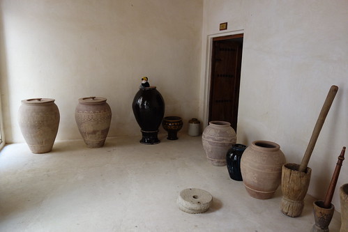 Des poteries permettent de conserver des aliments et de l'eau