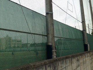 写真は舞岡中学校の校庭東側のネットです。...