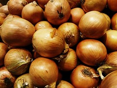 Anglų lietuvių žodynas. Žodis onion reiškia n svogūnas, spring onion - jaunas svogūnėlis su laiškais. lietuviškai.