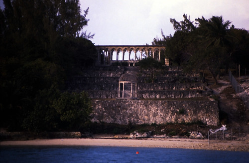Bahamas 1988 (281) Paradise Island: Versailler Garten und Kloster • <a style="font-size:0.8em;" href="http://www.flickr.com/photos/69570948@N04/24020653302/" target="_blank">Auf Flickr ansehen</a>