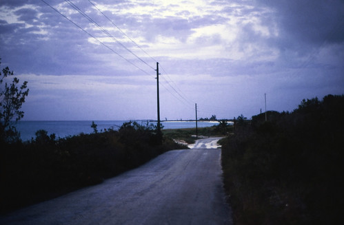 Bahamas 1989 (766) San Salvador: Queens Highway • <a style="font-size:0.8em;" href="http://www.flickr.com/photos/69570948@N04/25725437534/" target="_blank">Auf Flickr ansehen</a>