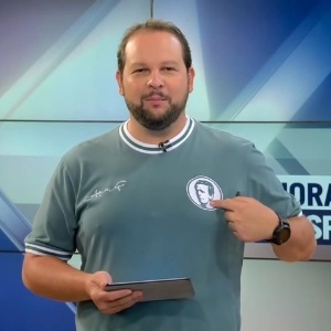 Apresentador usa camisa do Corinthians em telejornal para "ir para a China"