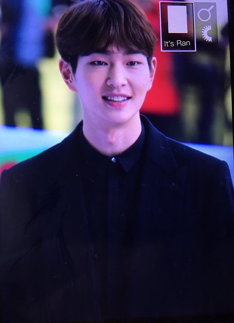 160328 Onew @ '23rd East Billboard Music Awards' 26078991126_b53be1a750_z