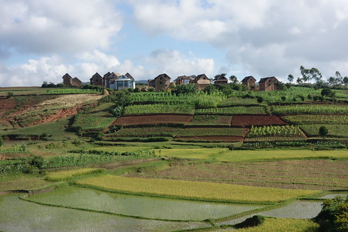 Avec les rizières et les villages perchés