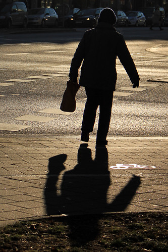 Schatten auf dem Gehweg (5) • <a style="font-size:0.8em;" href="http://www.flickr.com/photos/69570948@N04/24201377976/" target="_blank">Auf Flickr ansehen</a>