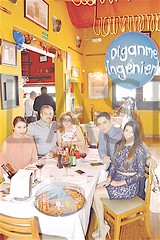 3190. Karen García, Víctor Manuel García, Ana María De León de García, Arnoldo García y Karla Mendoza, festejando con el nuevo ingeniero de la familia.