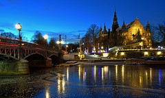 (Blue hour) Bridge over canal + Museum + Christmas decorations (Djurgårdsbron & Nordiska Museet)