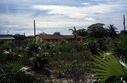 Bahamas 1989 (764)  San Salvador: Cockburn Town • <a style="font-size:0.8em;" href="http://www.flickr.com/photos/69570948@N04/25725318854/" target="_blank">Auf Flickr ansehen</a>