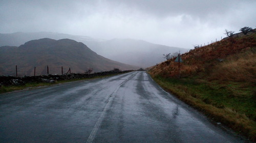 Une jolie route sous la pluie, au Pays de Galles