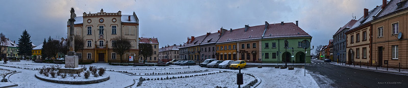 Pyskowice - main square and town hall<br/>© <a href="https://flickr.com/people/68519772@N00" target="_blank" rel="nofollow">68519772@N00</a> (<a href="https://flickr.com/photo.gne?id=24485229564" target="_blank" rel="nofollow">Flickr</a>)