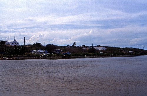 Bahamas 1989 (691) San Salvador: United Estates Settlement • <a style="font-size:0.8em;" href="http://www.flickr.com/photos/69570948@N04/25626503240/" target="_blank">Auf Flickr ansehen</a>