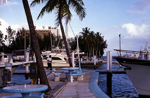Bahamas 1988 (302) Paradise Island: Hafen • <a style="font-size:0.8em;" href="http://www.flickr.com/photos/69570948@N04/23566626394/" target="_blank">Auf Flickr ansehen</a>