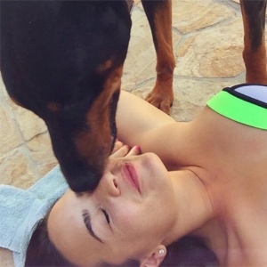 Demi Lovato lamenta morte de seu cachorro: "Sinto tanto sua falta”
