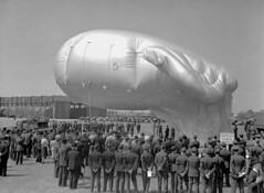 Anglų lietuvių žodynas. Žodis barrage balloon reiškia aerostatas lietuviškai.