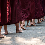Monaci in fila per il cibo, Mandalay, Birmania