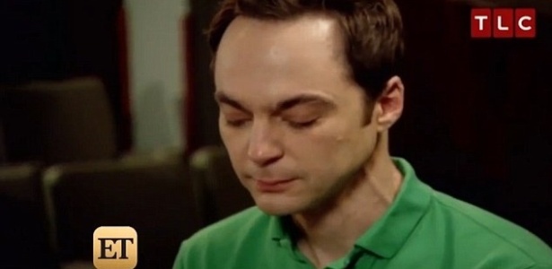 Astro de "Big Bang Theory" sente presença de pai morto e chora na TV