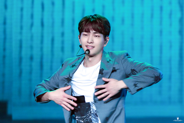 160328 Onew @ '23rd East Billboard Music Awards' 25502380463_7abaa27c33_z