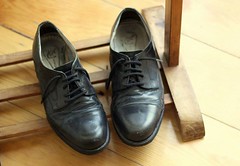 Anglų lietuvių žodynas. Žodis shoes reiškia 1) batas lietuviškai.