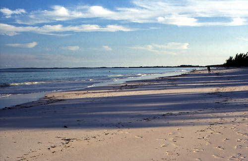 Bahamas 1989 (345) Eleuthera:  Pink Sand, Harbour Island • <a style="font-size:0.8em;" href="http://www.flickr.com/photos/69570948@N04/24332768526/" target="_blank">Auf Flickr ansehen</a>