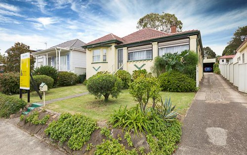 328 Northcliffe Drive, Lake Heights NSW