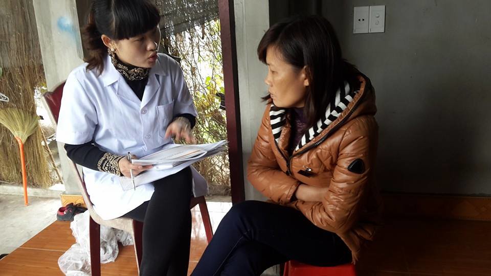 A health worker introduces the Antidepressant Skills Workbook to a patient in Thanh Hoa, Vietnam (© Pham Thi Oanh)