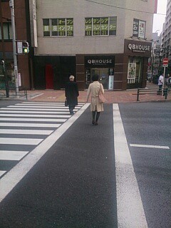 昭和通を過ぎて大きな横断歩道に差し掛かる...