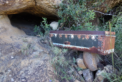 Dans un trou, un cercueil est déposé puis caché avec des pierres