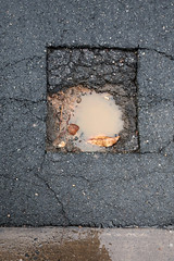 Anglų lietuvių žodynas. Žodis pothole reiškia n  skrodė, išgrauža 2 (kelio) duobė 3 geol. įduba, duburys lietuviškai.