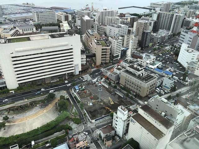 国道を挟んだ向かい側の白い建物が横須賀市...