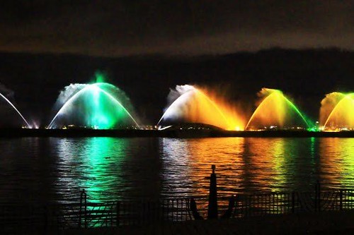 琵琶湖花噴水です。夜ライトアップします。