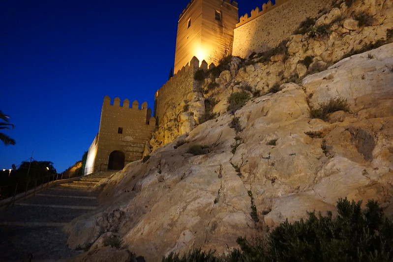 Alcazaba castle walls and hill at night in Almeria, Spain<br/>© <a href="https://flickr.com/people/24879135@N04" target="_blank" rel="nofollow">24879135@N04</a> (<a href="https://flickr.com/photo.gne?id=42114079284" target="_blank" rel="nofollow">Flickr</a>)