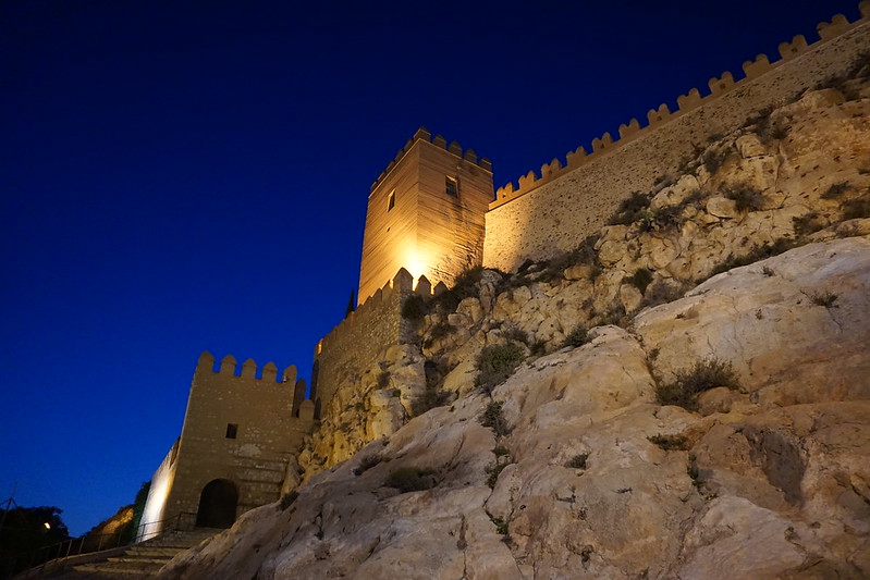 Alcazaba castle walls and hill at night in Almeria, Spain<br/>© <a href="https://flickr.com/people/24879135@N04" target="_blank" rel="nofollow">24879135@N04</a> (<a href="https://flickr.com/photo.gne?id=42114079634" target="_blank" rel="nofollow">Flickr</a>)