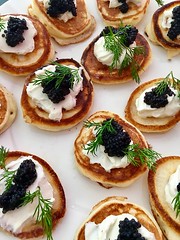 Anglų lietuvių žodynas. Žodis caviar(e) reiškia n ikrai ² to be caviar(e) to the general knyg. būti per daug rafinuotam neišlavintam skoniui, būti skirtam elitui lietuviškai.