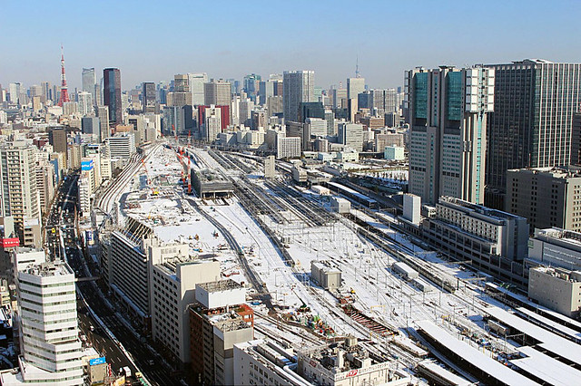 建設中の新駅と雪景色
