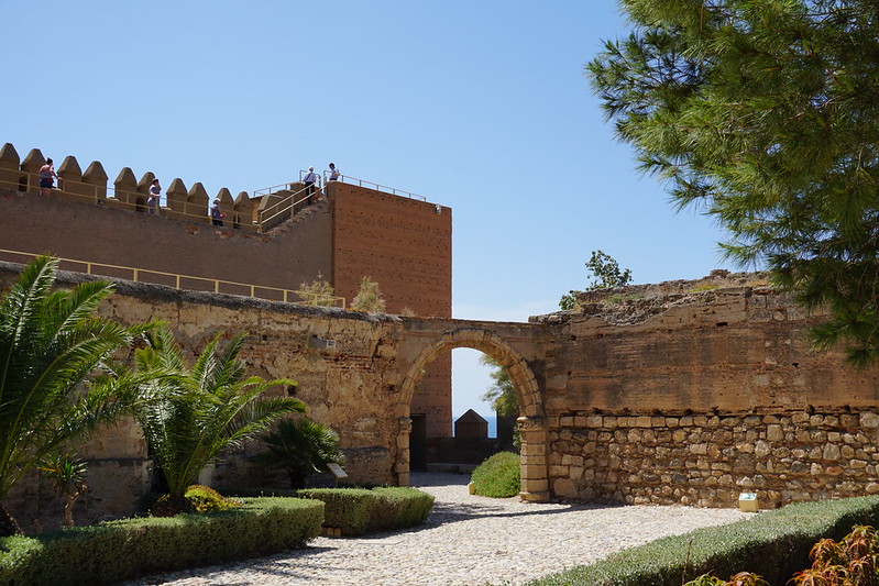 Alcazaba garden and walls, Almeria, Spain<br/>© <a href="https://flickr.com/people/24879135@N04" target="_blank" rel="nofollow">24879135@N04</a> (<a href="https://flickr.com/photo.gne?id=27962747847" target="_blank" rel="nofollow">Flickr</a>)